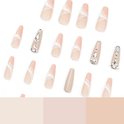 Kunstvolle Nagelverlängerungen mit eleganten Verzierungen Brehn