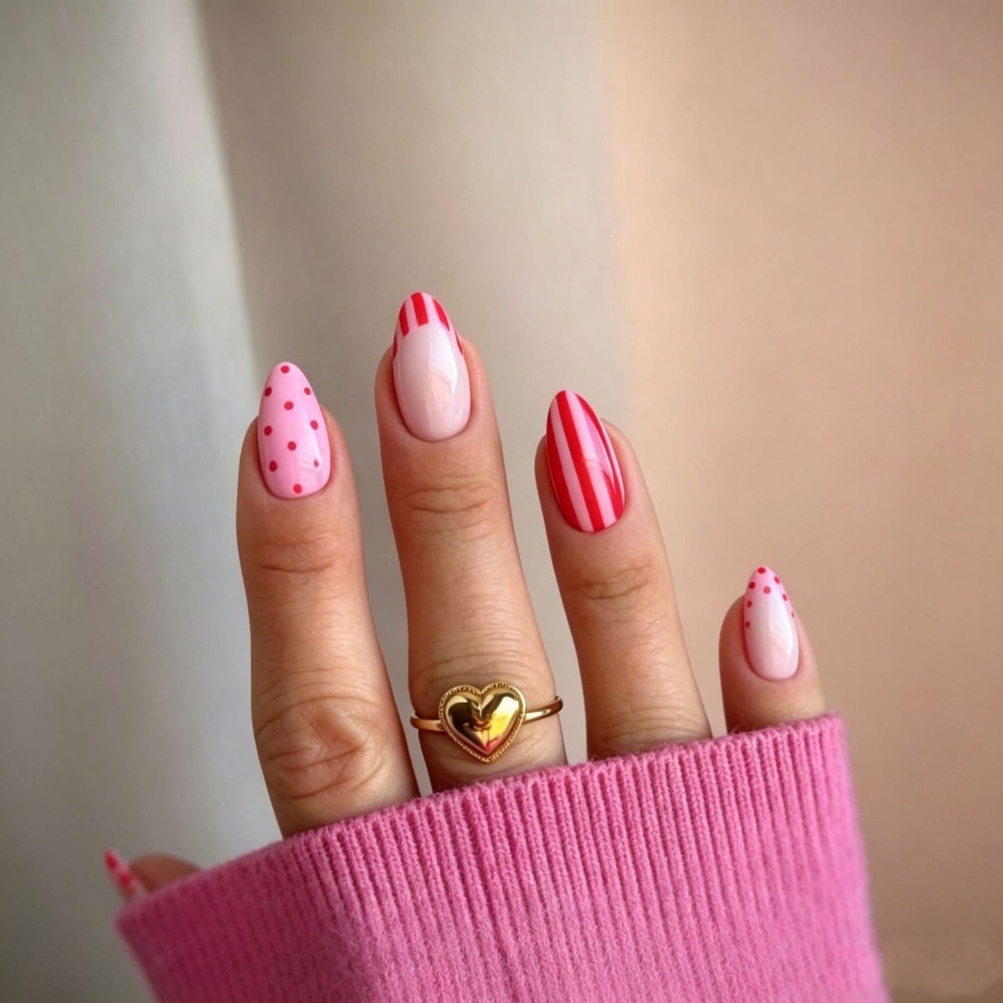 Künstlerisches Nageldesign mit Herz und Streifen Brehn