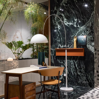 Arc Stehlampe mit verstellbarer Höhe und elegantem Schirm
