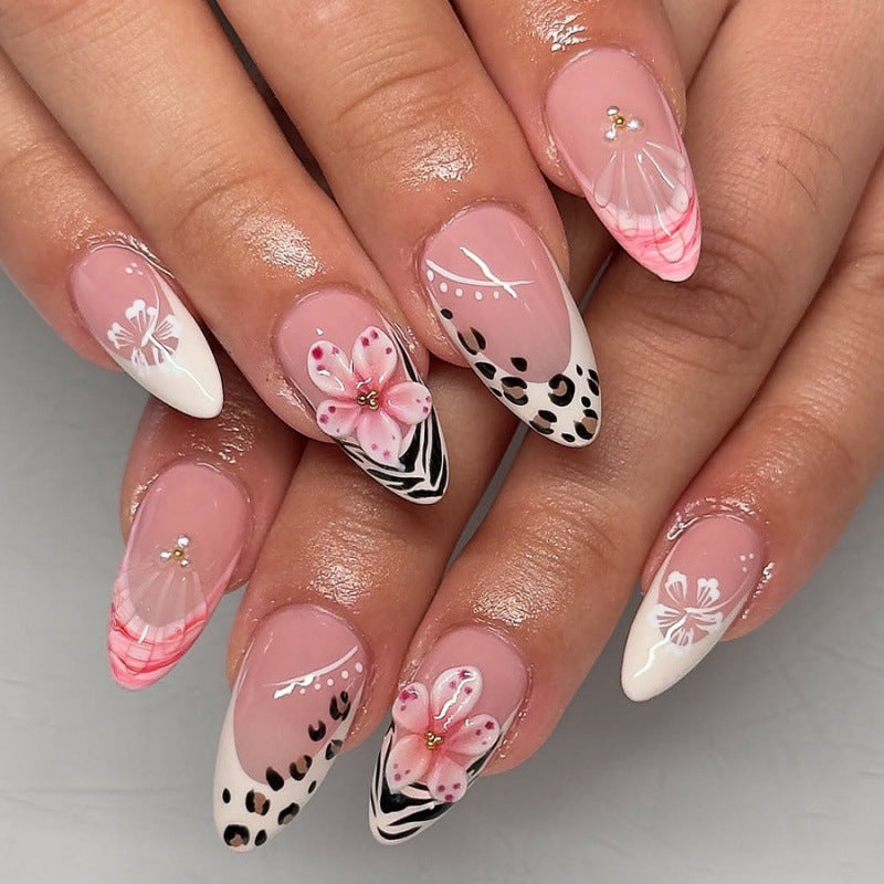 Exklusive 3D Nagelkunst mit floralen Designs Brehn