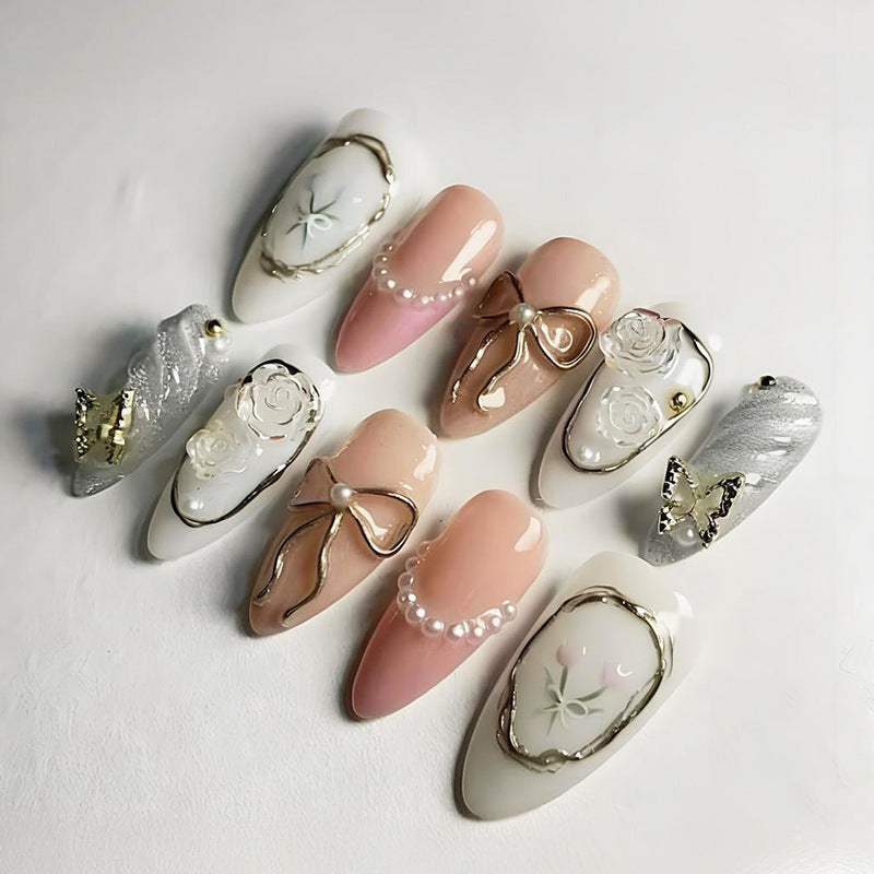 Kunstnagelset mit romantischen Blüten- und Goldverzierungen Brehn