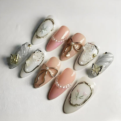 Kunstnagelset mit romantischen Blüten- und Goldverzierungen Brehn