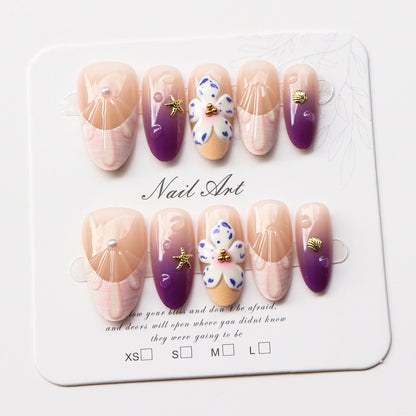 Künstlerisches Press-On-Nagelset mit floralen Akzenten