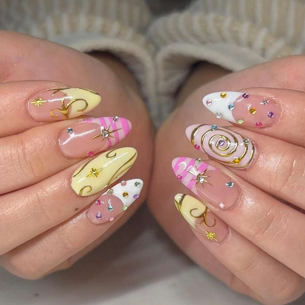 Kunstvolle Nagelkunst mit Glitzer- und Spiral-Design Brehn