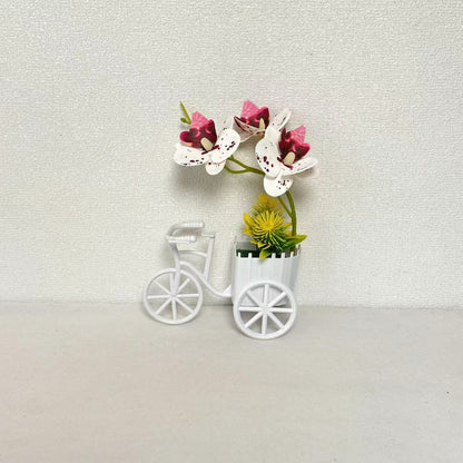 Dekorativer Fahrrad-Blumentopf mit Kunstorchideen-Arrangements für Dekor