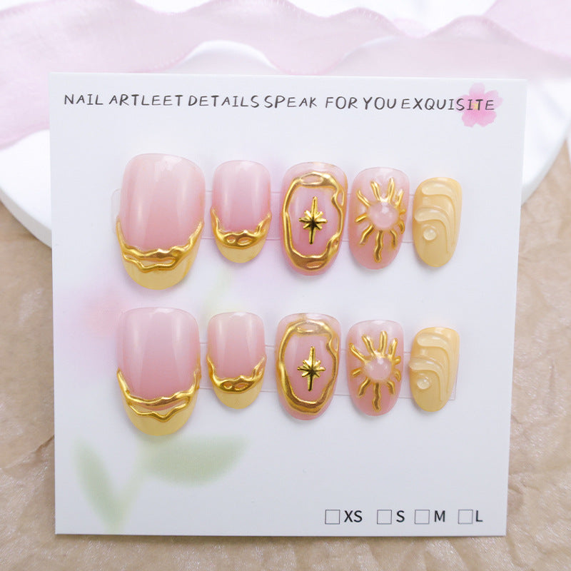 Kunstnagelset mit eleganten Goldverzierungen und kreativen Designs Brehn