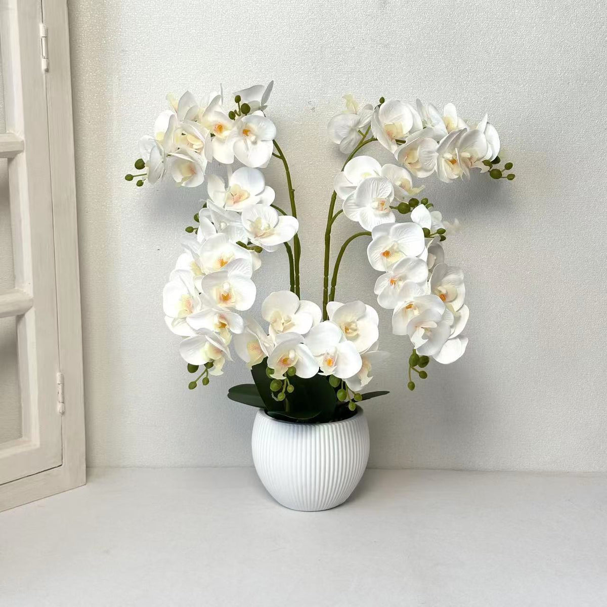 Lebensechte dekorative Orchideenarrangement für die Innenausstattung