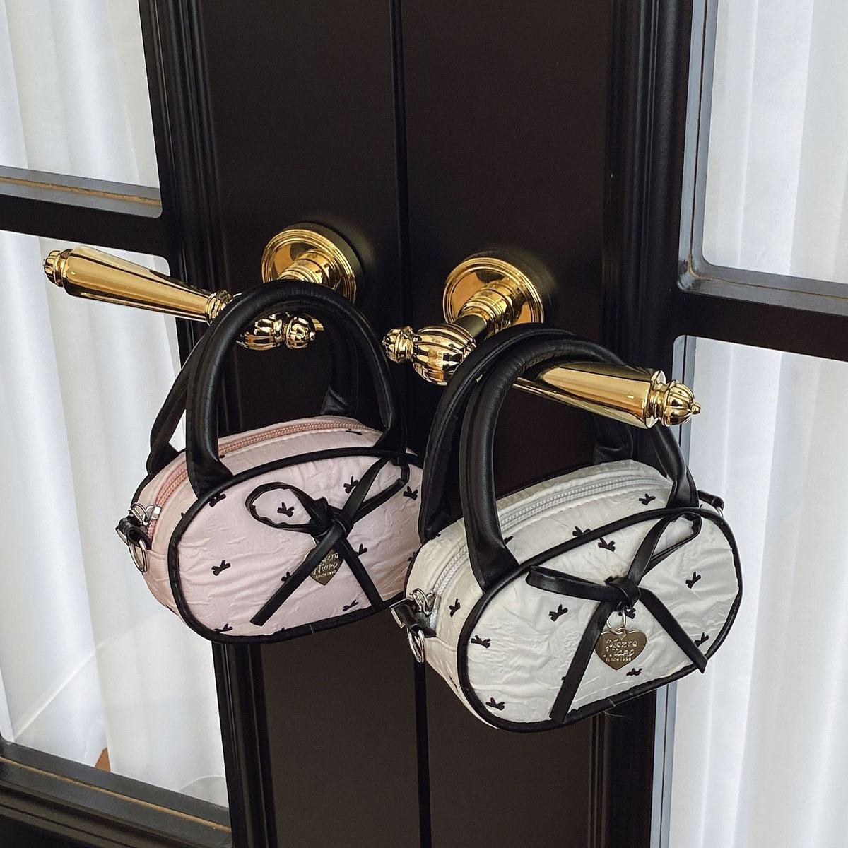 Gepolsterte Mini-Handtasche mit Herzdetail Brehn