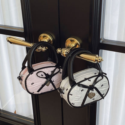 Gepolsterte Mini-Handtasche mit Herzdetail Brehn