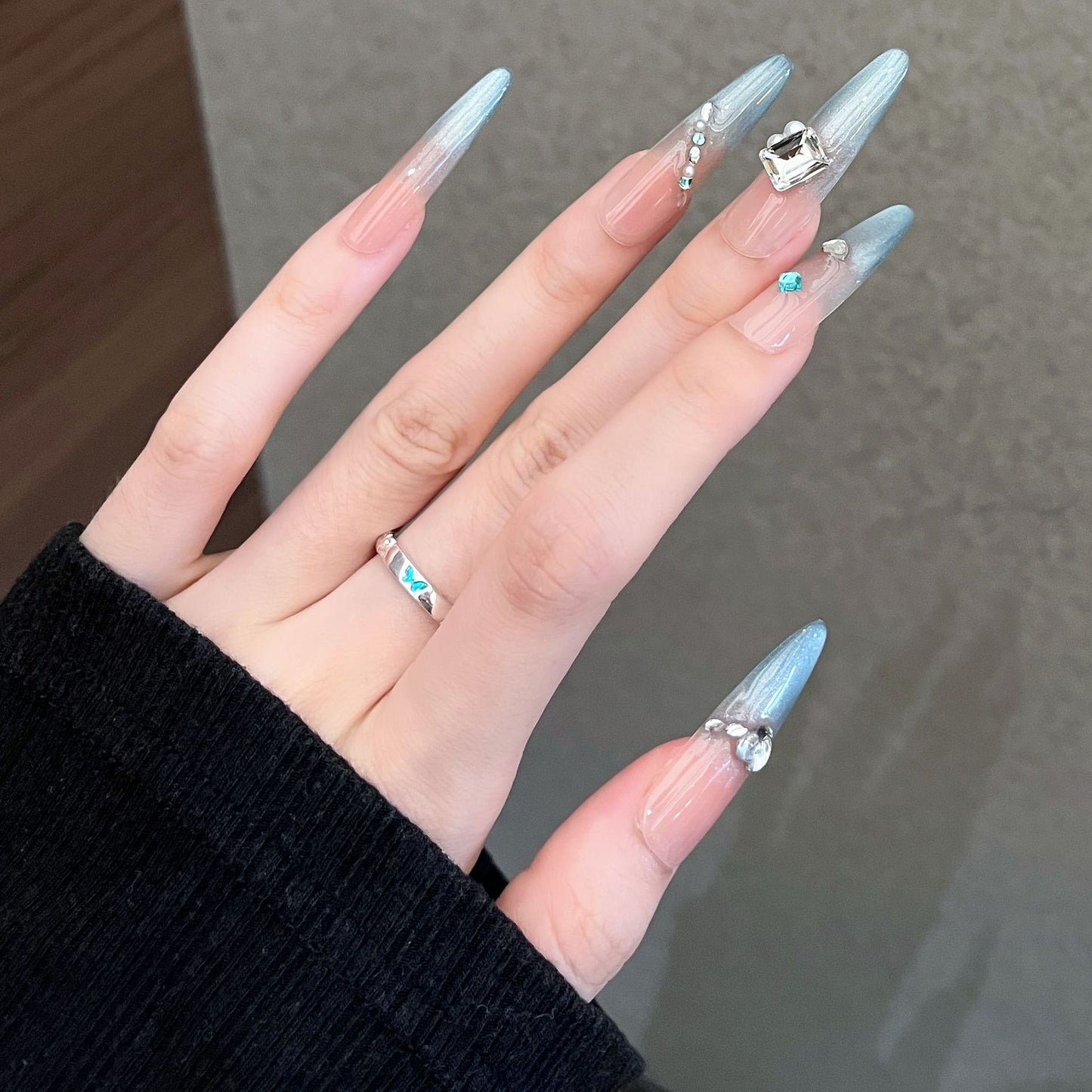 Elegante Strass-beschmückte Stiletto Press-On Nagelset Brehn