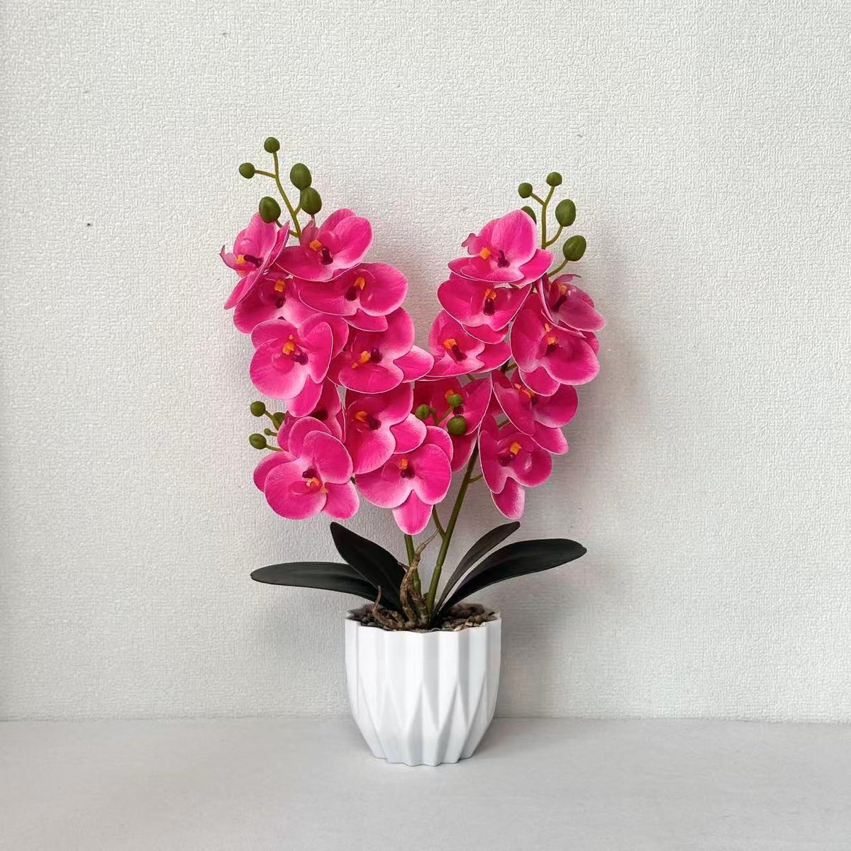 Dekoratives künstliches Orchideenarrangement für die Innendekoration zu Hause