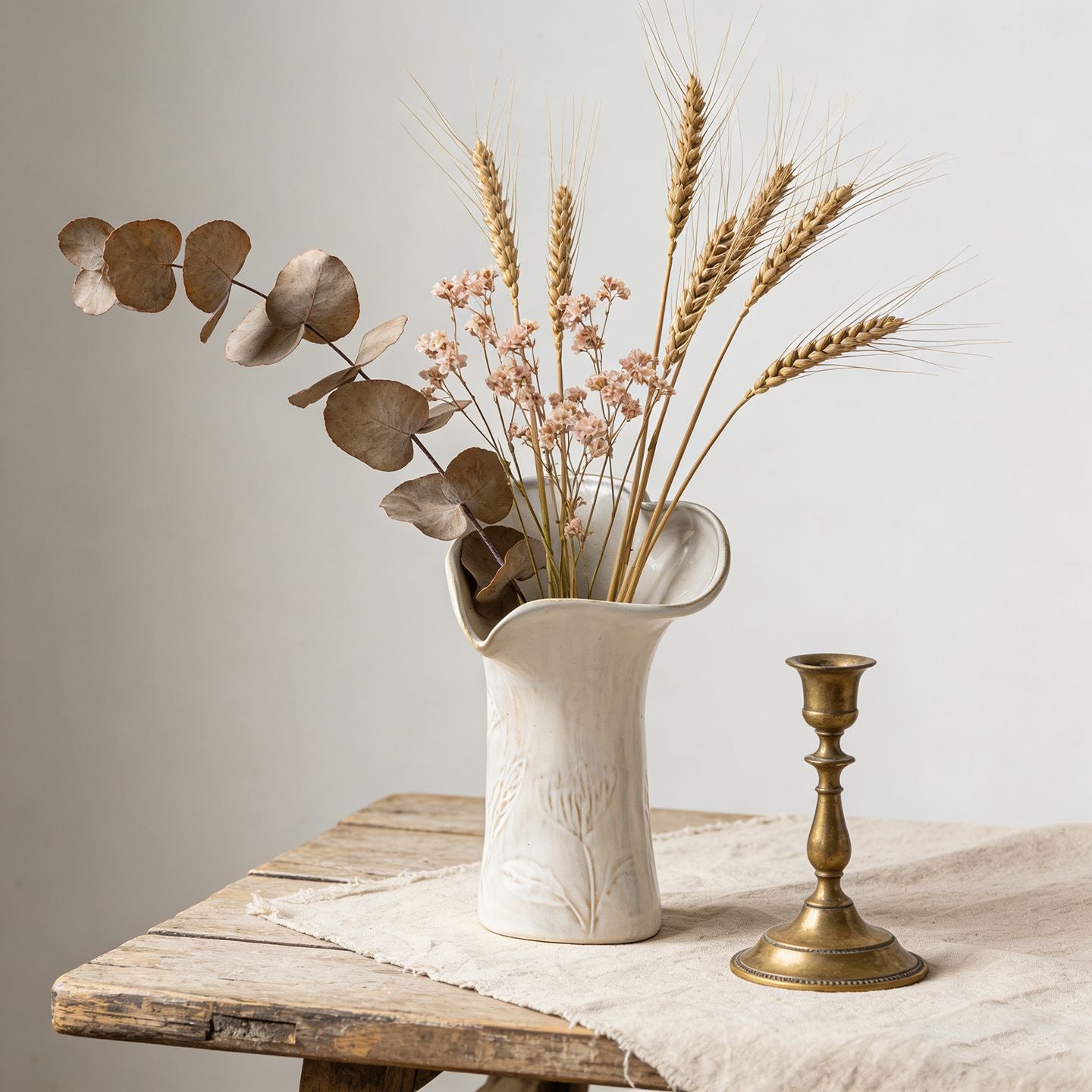 Skulpturale Keramische Asymmetrische Gefaltete Blumenvasen mit Pressweizengruppenmotiv