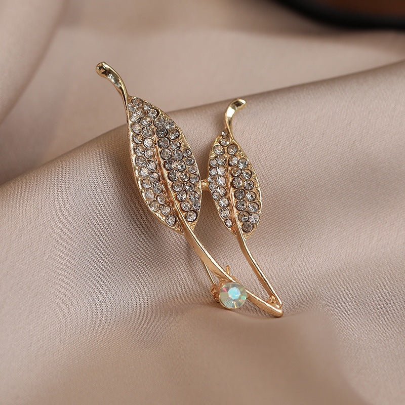 Elegante Brosche mit Blattform und Kristallen Brehn