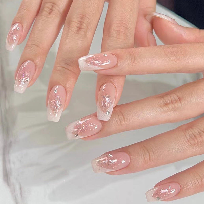 Elegante Kunstnägel mit Glitzer und romantischem French-Tip Brehn