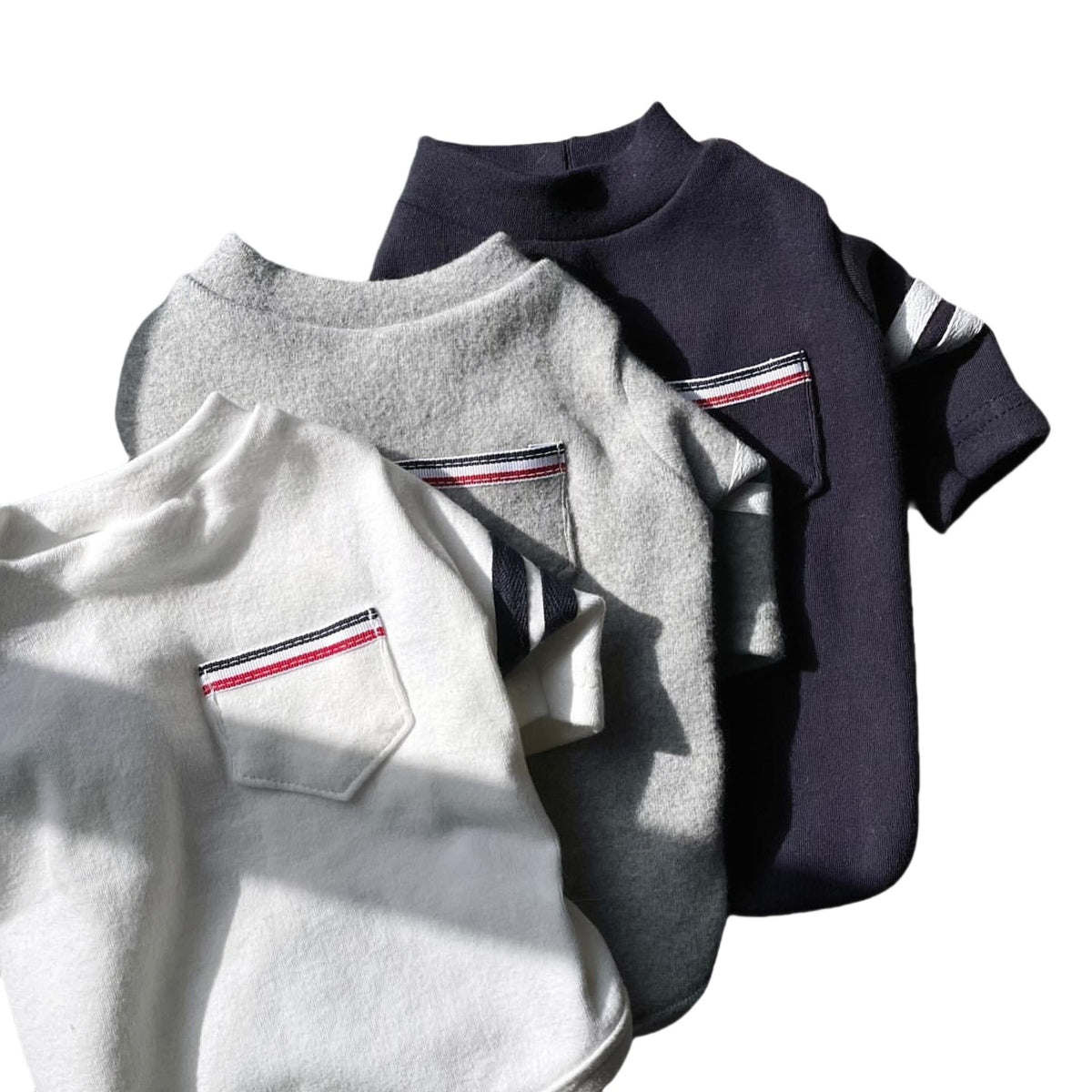 Baumwolle Polo Tee mit Brusttasche & gestreiften Ärmeln