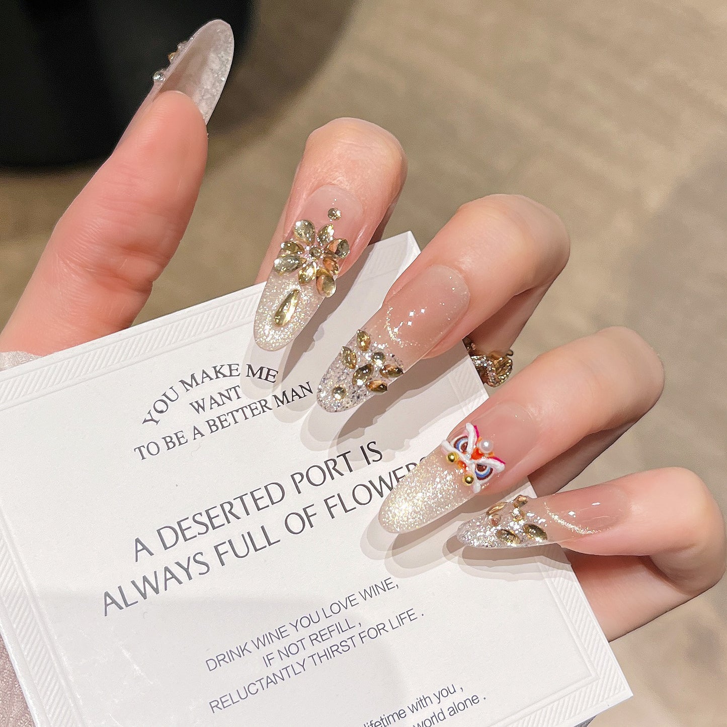 Dekorativer Strass Blumen Press-On Nail Set Brehn