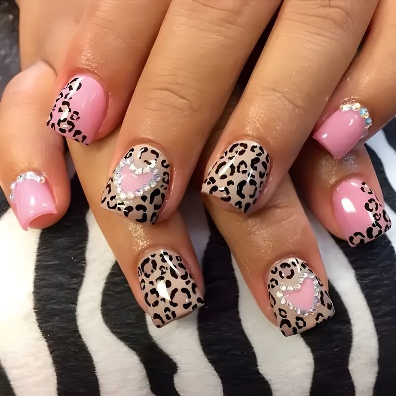 Glamouröse Kunstnagelkollektion mit Tiermotiv und Kristallverzierungen Brehn