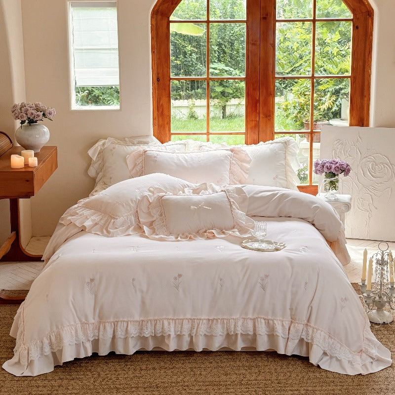 Romantisches Baumwoll-Bettwäsche-Set mit Volants und zarter Blumenstickerei