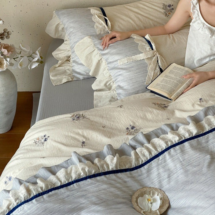 Romantisches Baumwollsatin-Bettwäsche-Set mit Rüschen, bestickten Blumenbouquets und Dekorrollen Brehn