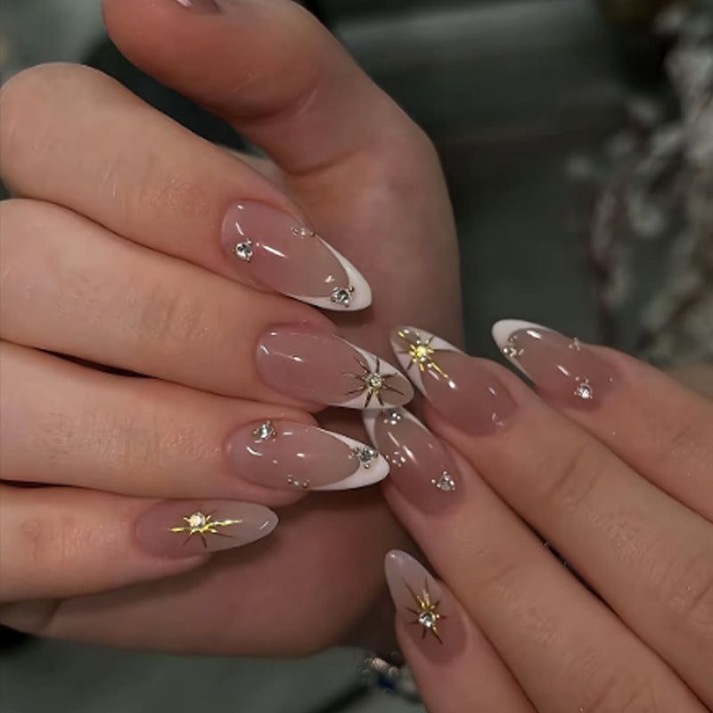 Kunstnagelset mit eleganten Spitzen und Glitzerakzenten Brehn
