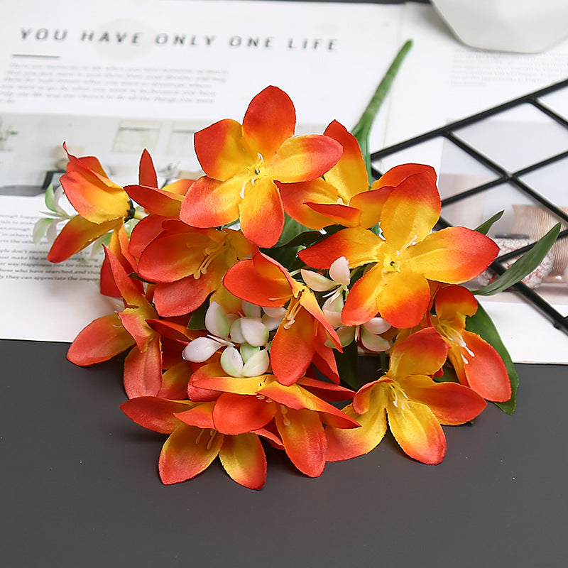 Dekorativer realistischer Blumenstrauß für die Wohnkultur