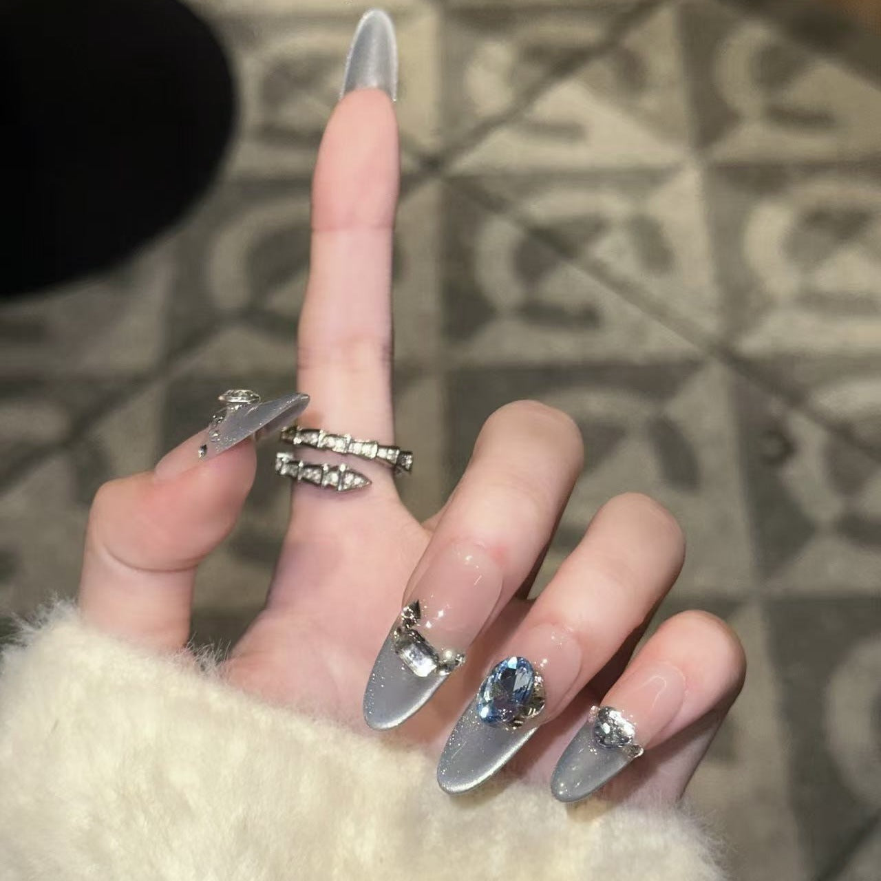 Dekorative Stiletto Press-On Nägel mit Kristallakzenten Brehn