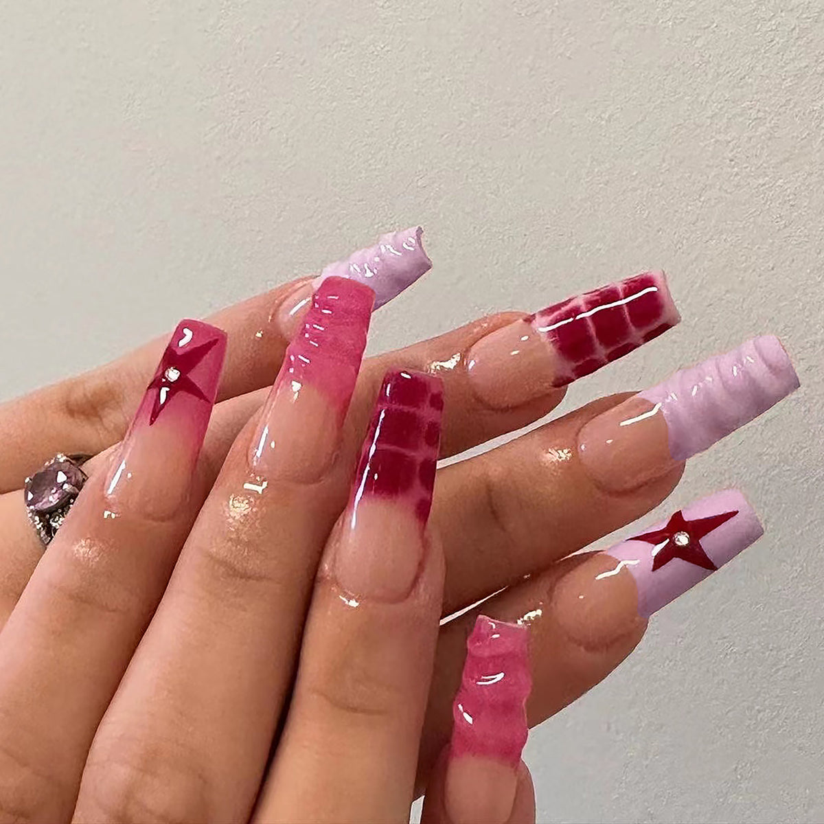 Kunstvolle Nagelkunst mit Glitzer-Details Brehn