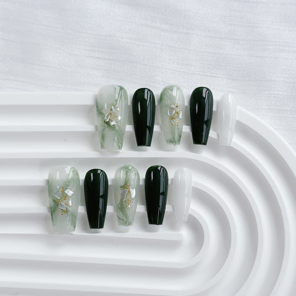 Künstlerisches Press-On Nagelkunstset mit Herz- und himmlischen Designs
