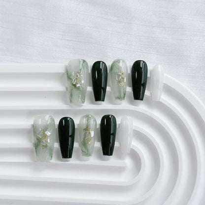 Künstlerisches Press-On Nagelkunstset mit Herz- und himmlischen Designs