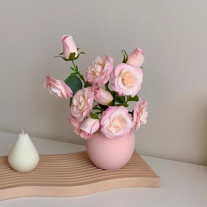 Lebensechte dekorative Blumengesteck