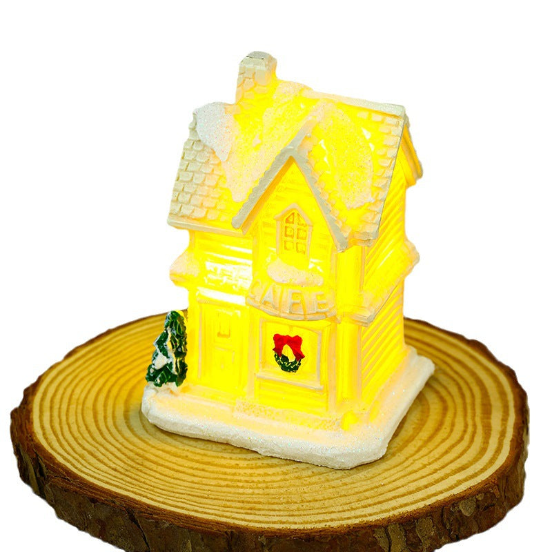 Beleuchtetes Weihnachtsdorfhaus mit festlicher Dekoration Brehn