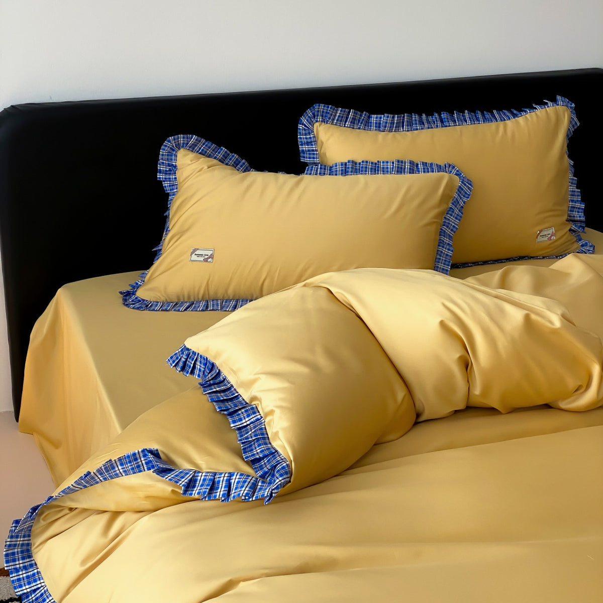 Luxus Baumwoll-Satin Bettdecken- und Bettwäsche-Set mit kontrastierendem Karorüschensaum