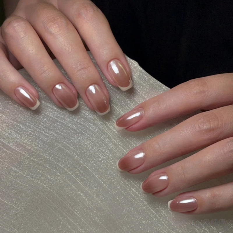 Kunstvolle Maniküre mit elegantem French-Tip Brehn