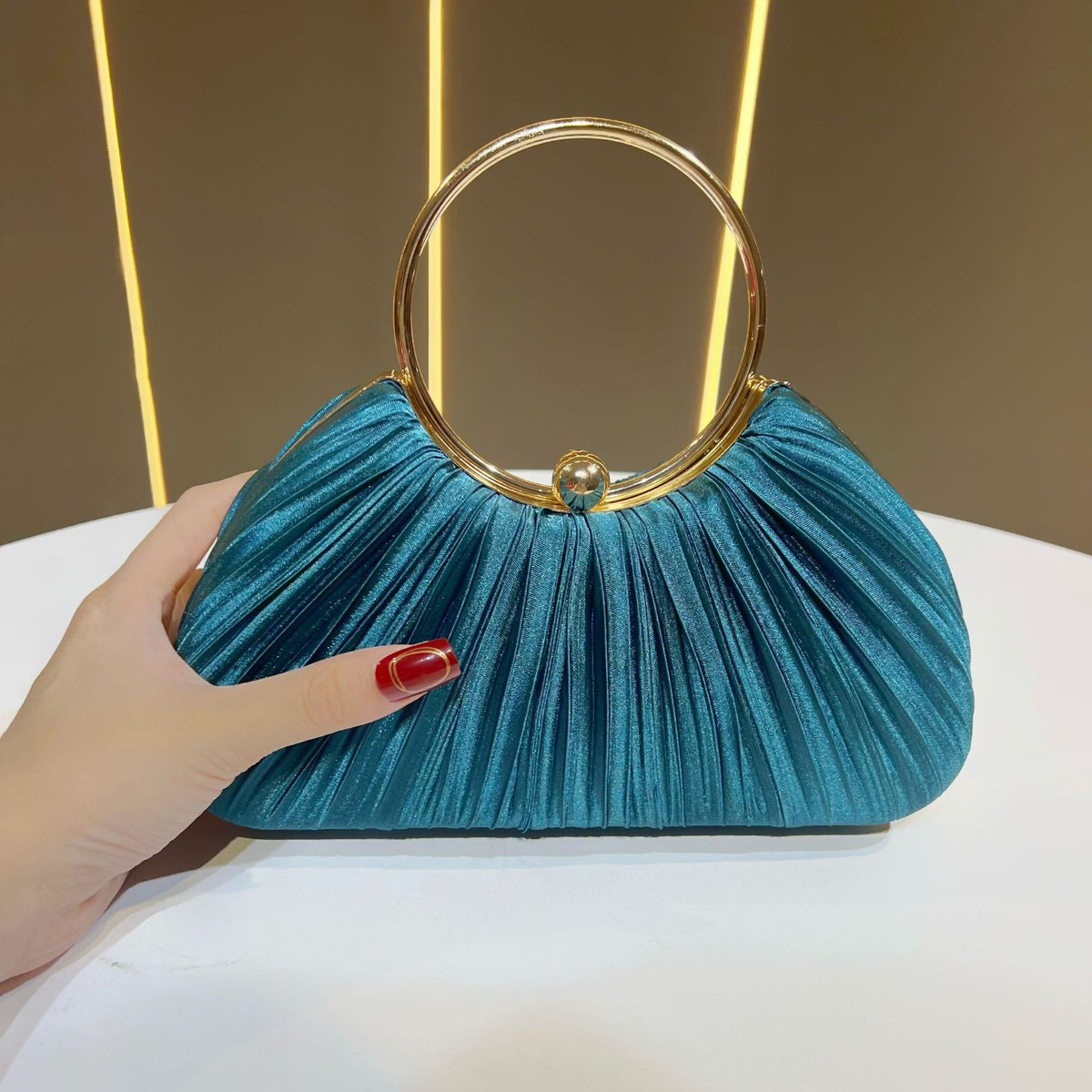 Luxuriöse plissierte abendliche Clutch