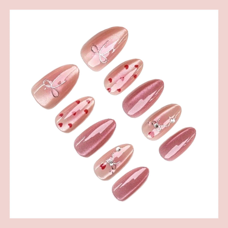 Kunstnagelset mit romantischen Herzen und eleganten Schleifen Brehn
