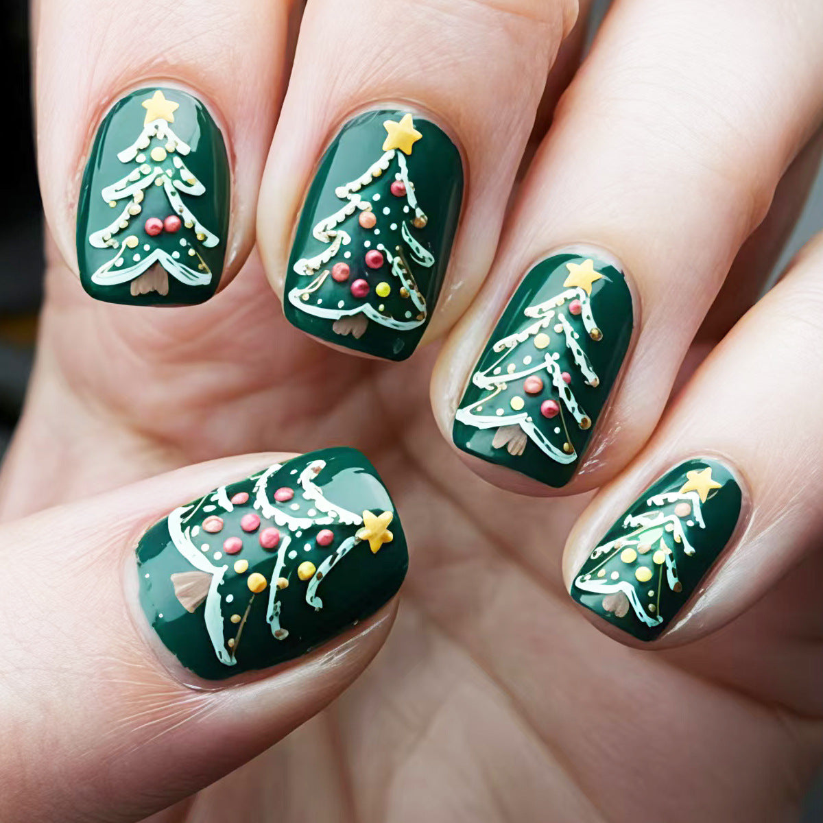 Festliche Kunstnägel mit Weihnachtsbaum-Motiv Brehn
