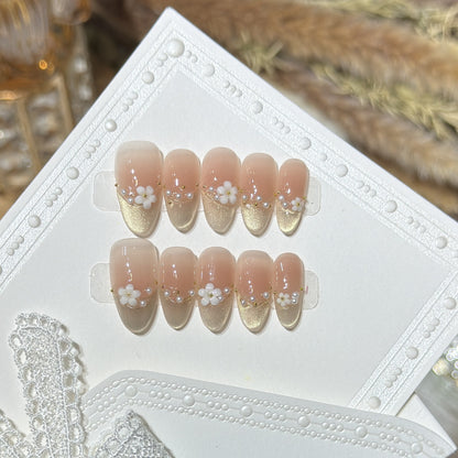 Dekoratives Press-On Nagelkunstset mit floralen Akzenten Brehn