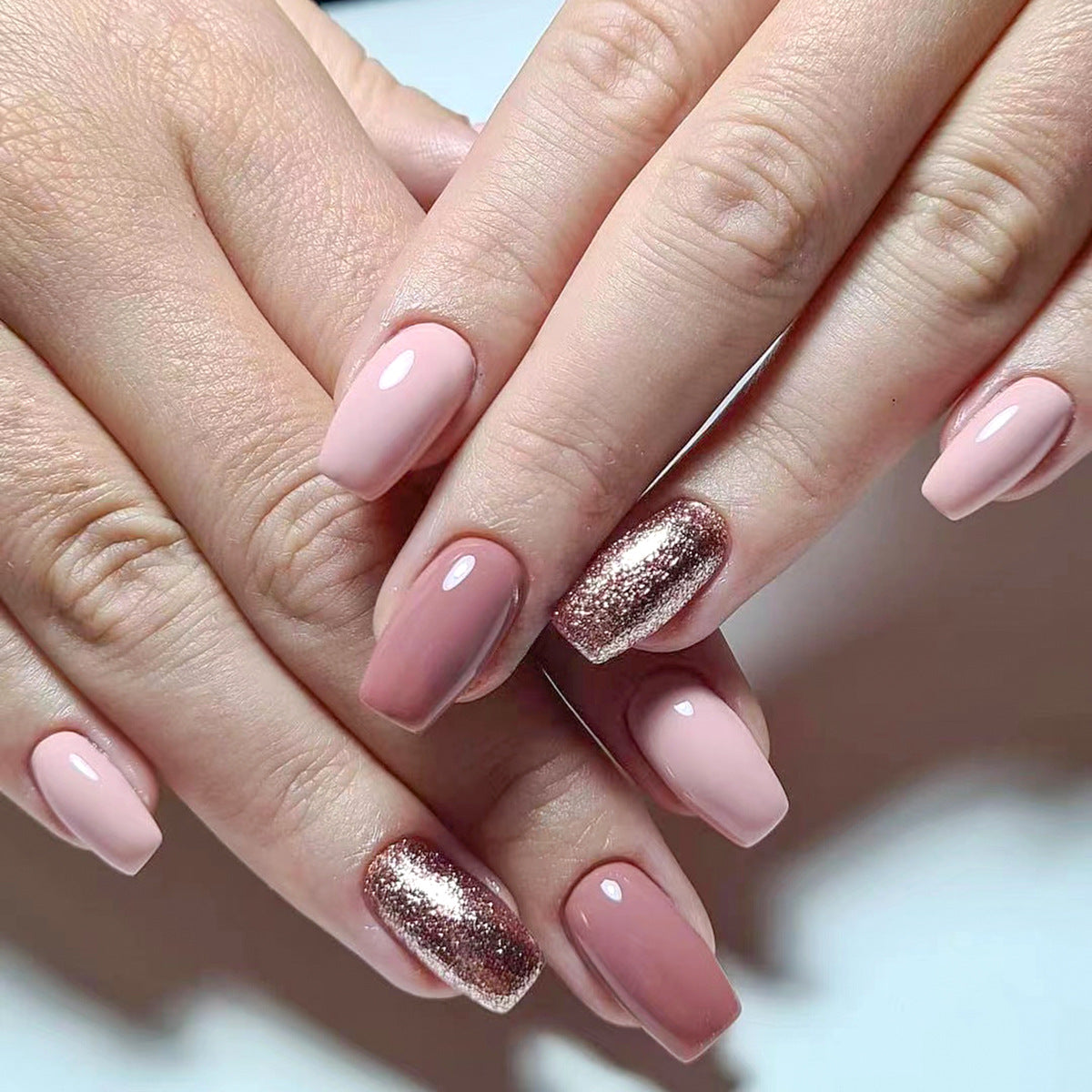 Nagelverlängerungen mit schimmernden Akzenten Brehn