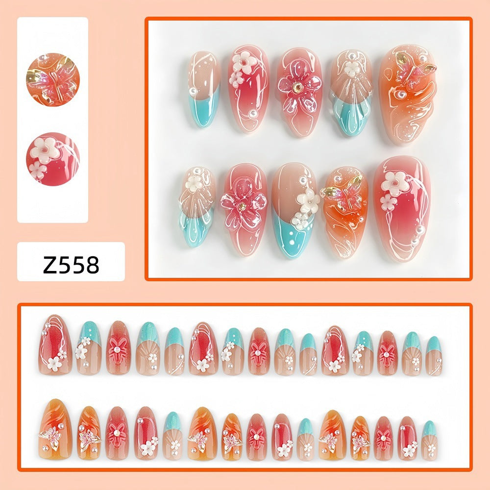 Kunstnagelset mit floralen Akzenten und glitzernden 3D-Applikationen Brehn