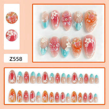 Kunstnagelset mit floralen Akzenten und glitzernden 3D-Applikationen Brehn
