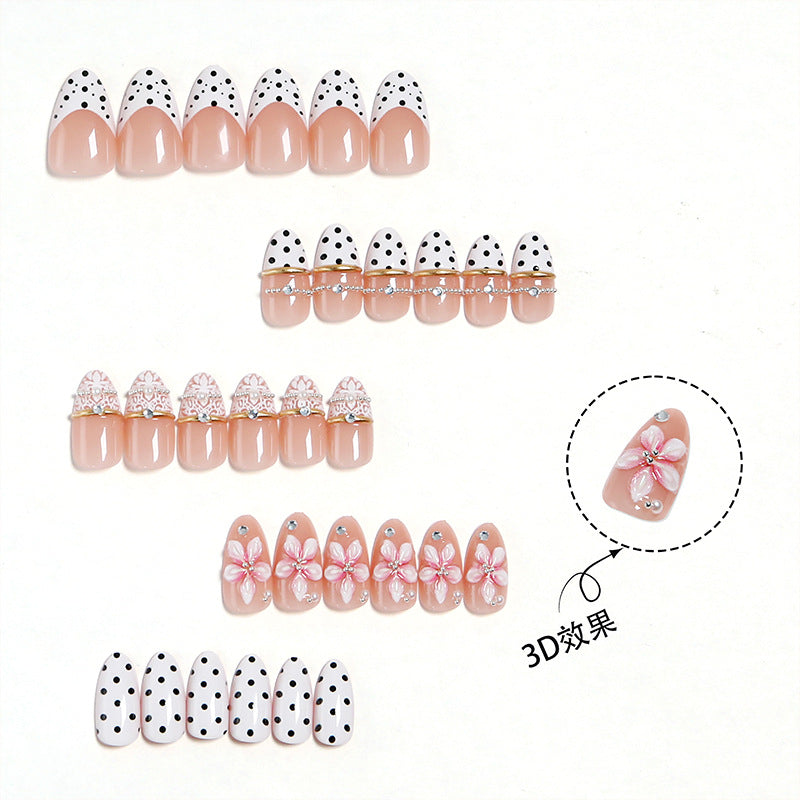 Kunstnagelset mit eleganten Blüten- und Punktenmustern Brehn
