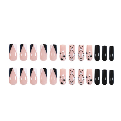 Kunstvolle Nail Art mit Herzmustern Brehn