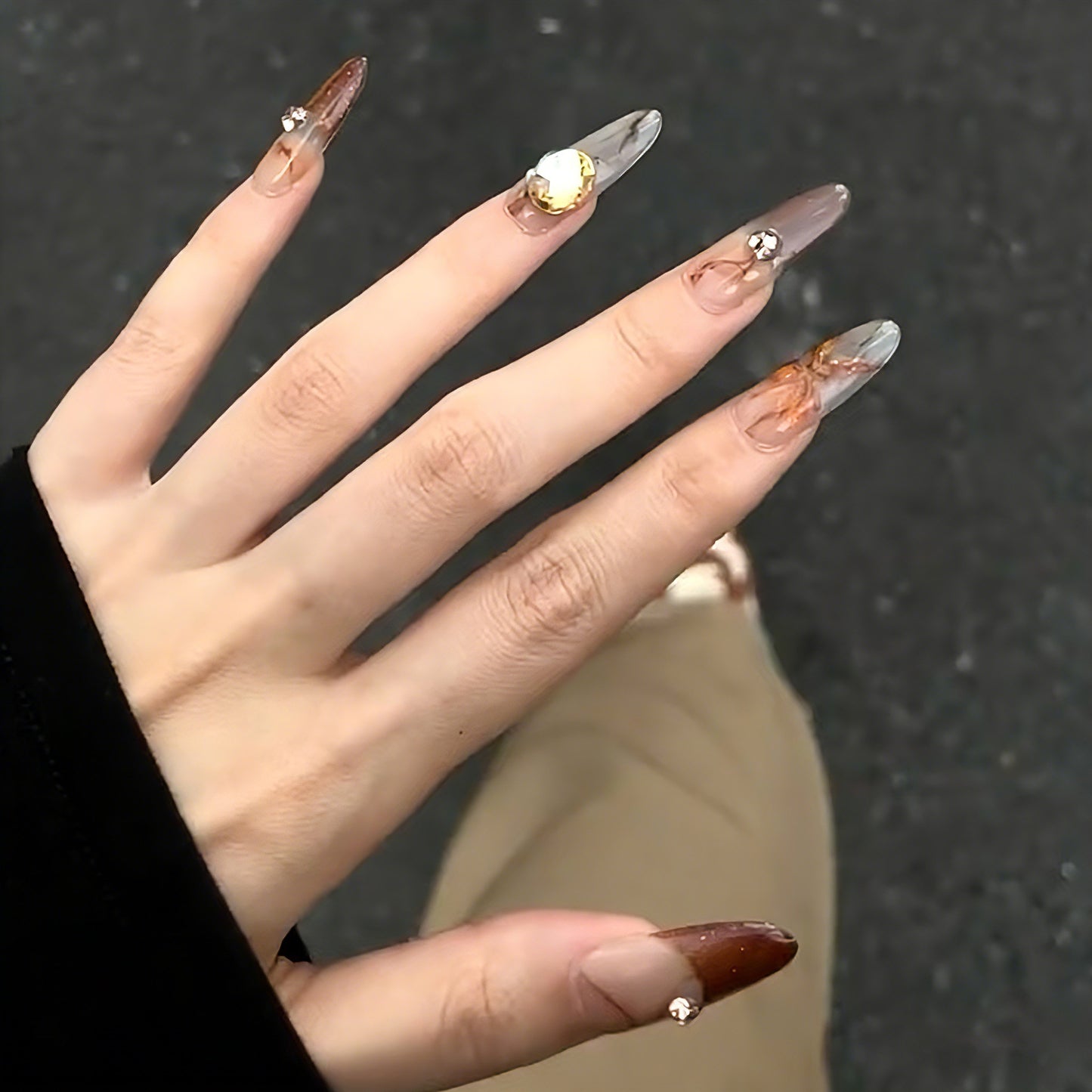 Kunstnägel mit eleganten 3D-Details und funkelnden Akzenten Brehn
