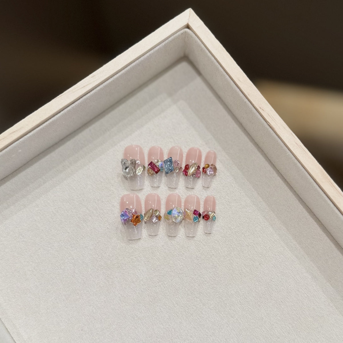 Handgefertigtes dekoratives Press-On-Nagelset