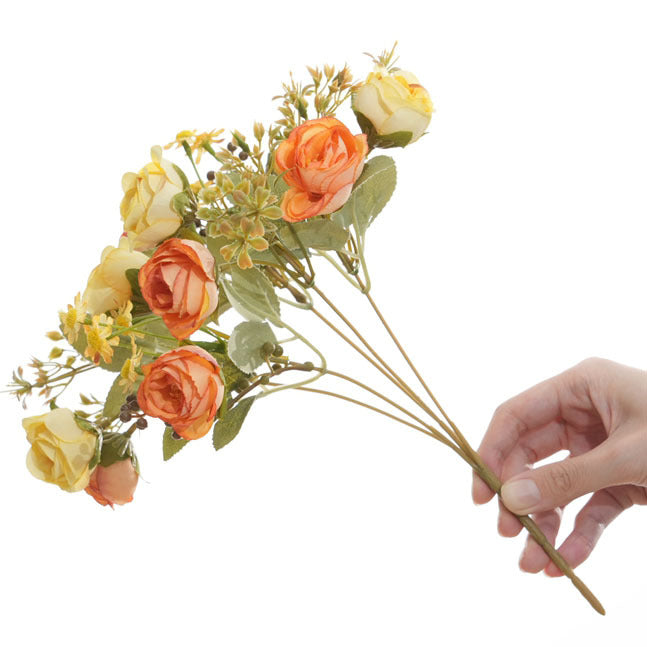 Lebensnahes Blumenbouquet mit Wiesenblumenakzenten