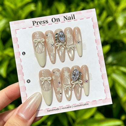 Dekoratives Press-On Nagelkunst-Set mit Kreuz- und Edelsteinakzenten