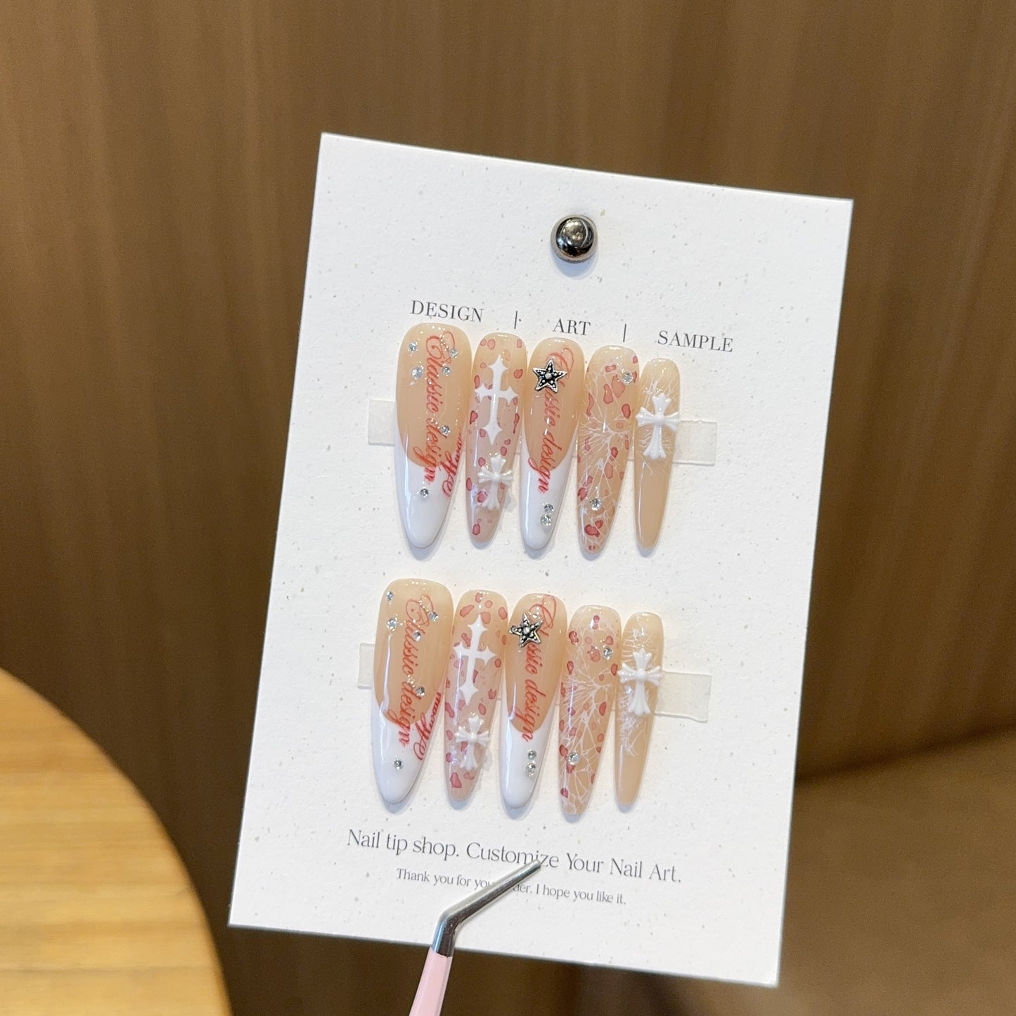 Kunstnägel mit Künstlerischem Design und Glamour-Akzenten Brehn
