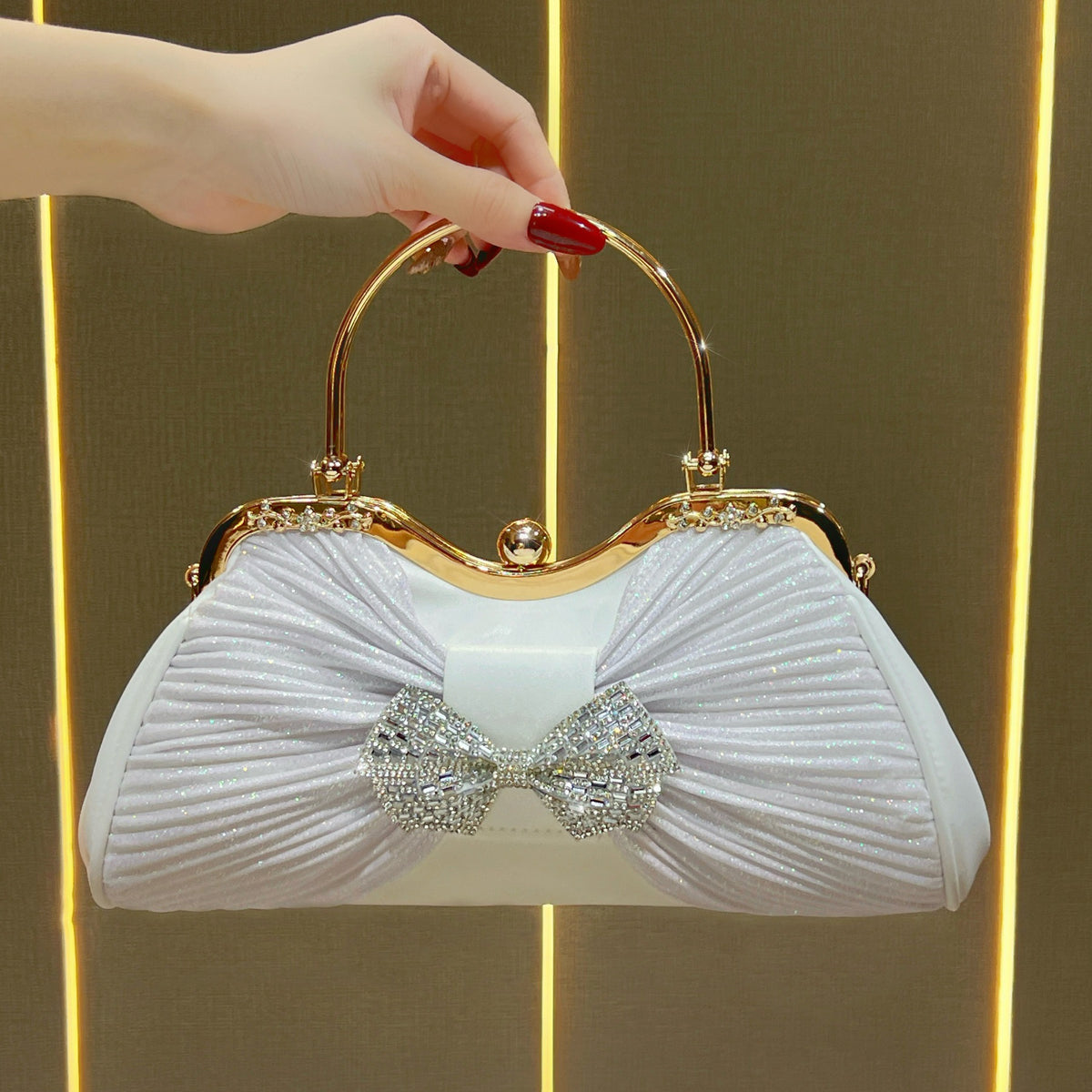 Vintage-inspirierte Abendtasche mit Schleifenakzent