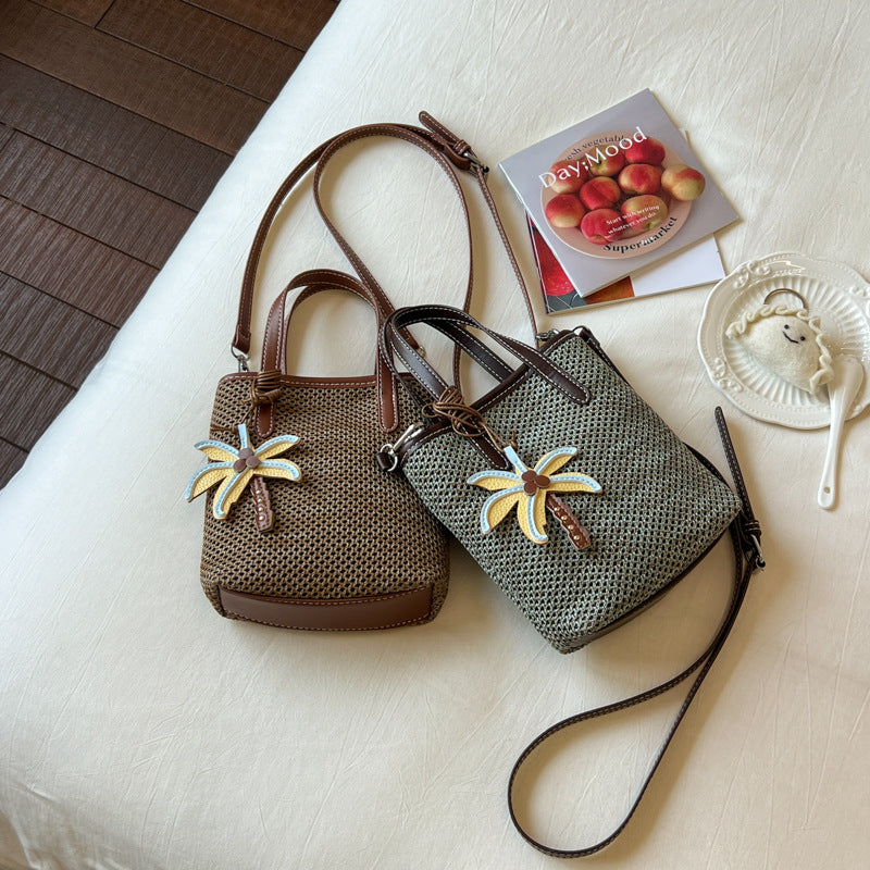 Gewebte Strandhandtasche mit dekorativem Charm