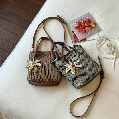 Gewebte Strandhandtasche mit dekorativem Charm